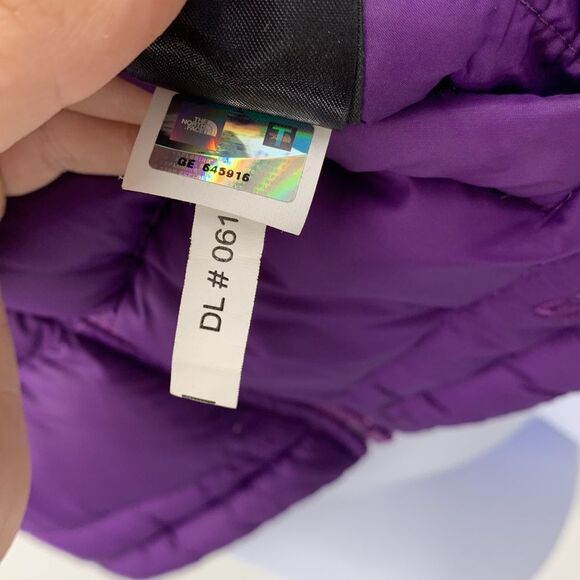 The North Face 550 Reversible Puffer Vest - Picture 7 of 9